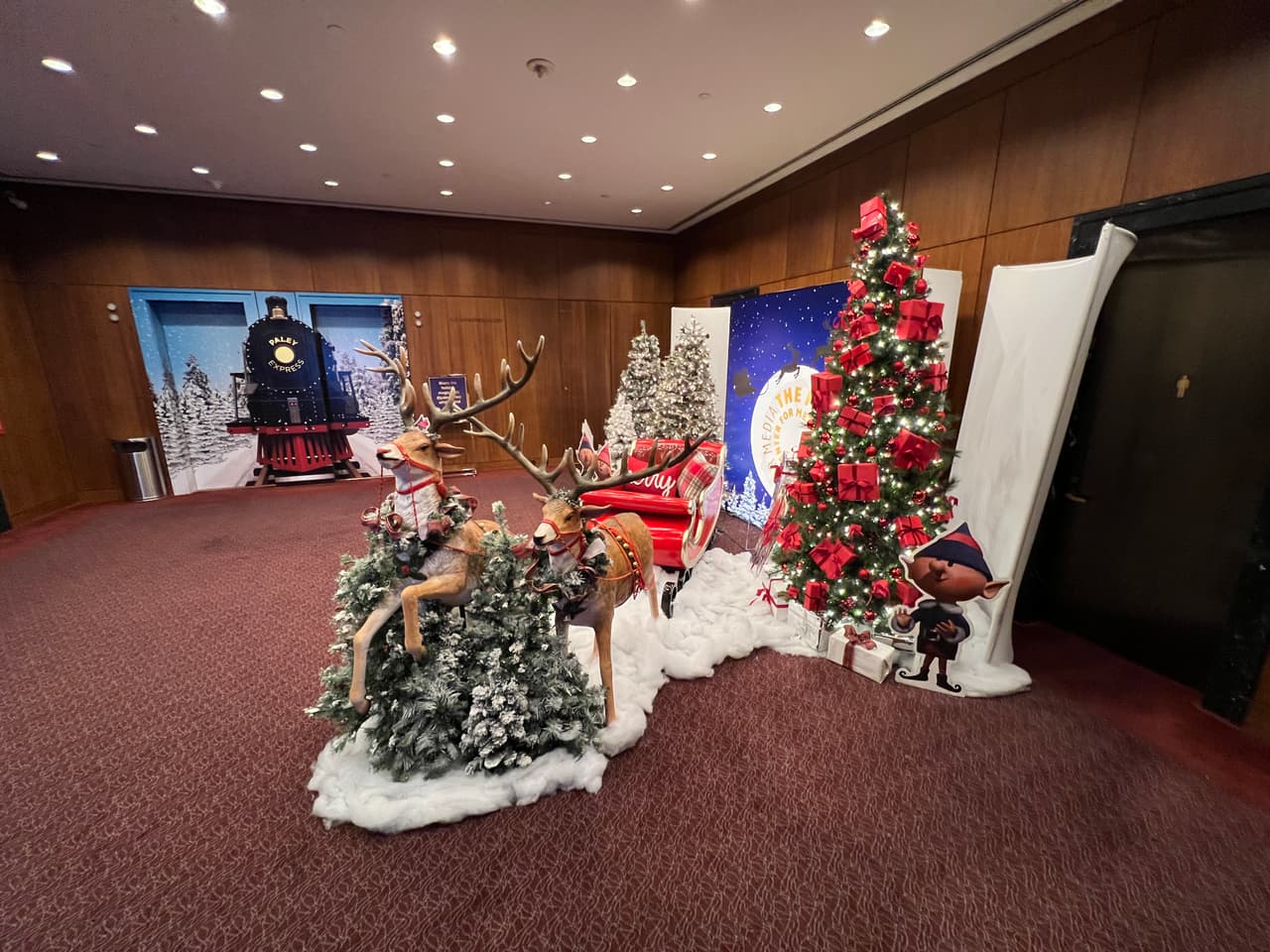 Asimismo, se podrán tomar fotos con Santa y también con una impresionante menorá de dos metros, y jugar sus videojuegos favoritos.