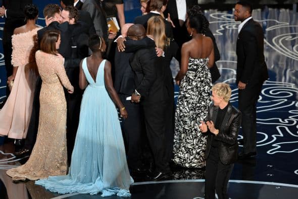 Los actores y el equipo de ¨12 Years a Slave", ganadora del trofeo por ser la mejor película del año 2013.