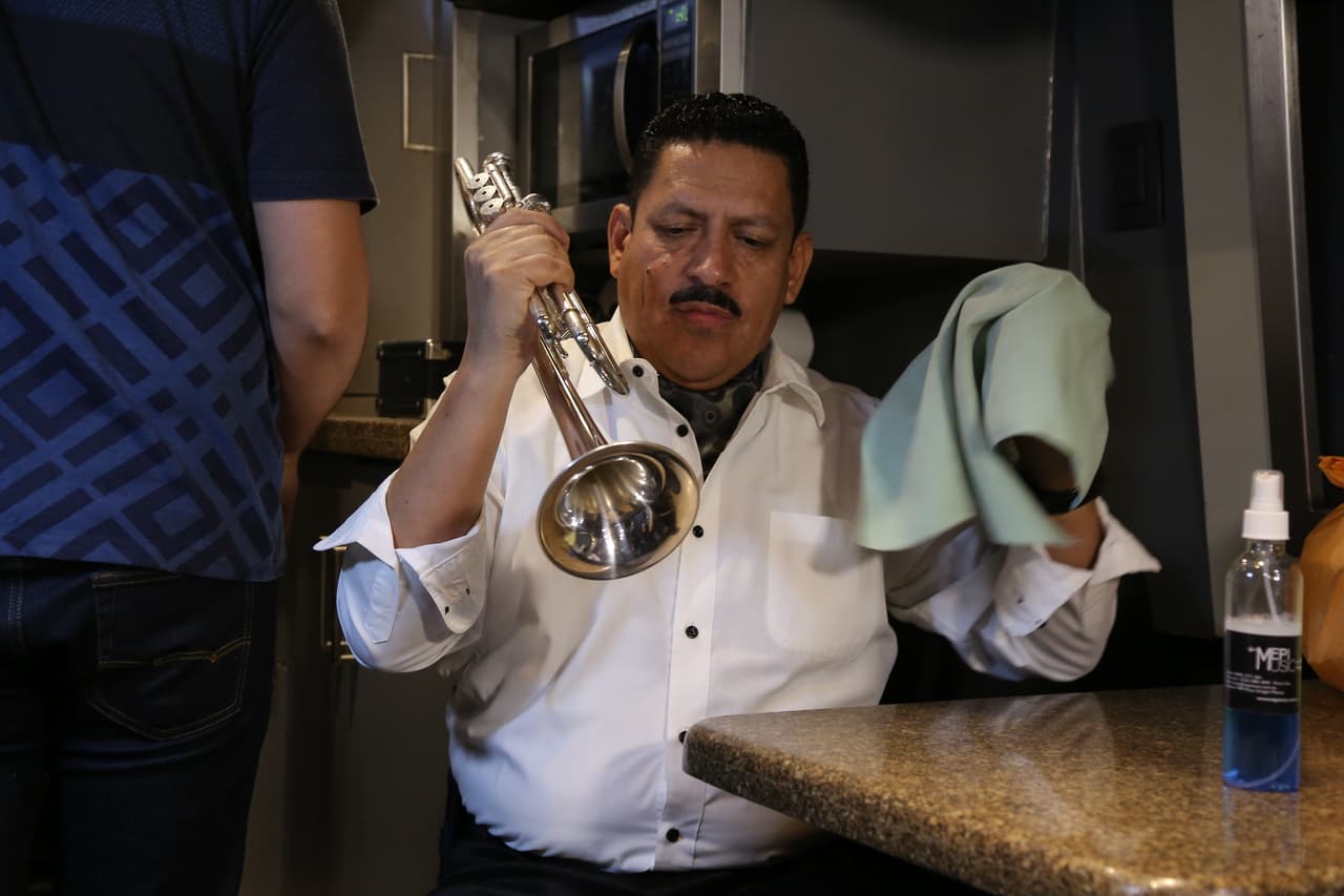 Una vez el bus llega a su destino final, la acción comienza para los integrantes de El Recodo, quienes empiezan a ensayar los instrumentos y a ultimar cada detalle para subir al escenario y complacer al público.