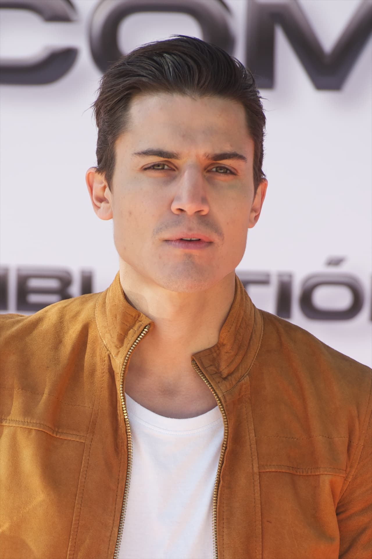 El apuesto actor se convertirá en Javier Morey en El Príncipe, y nos conquistará cada noche apoderándose de la pantalla de UniMás.