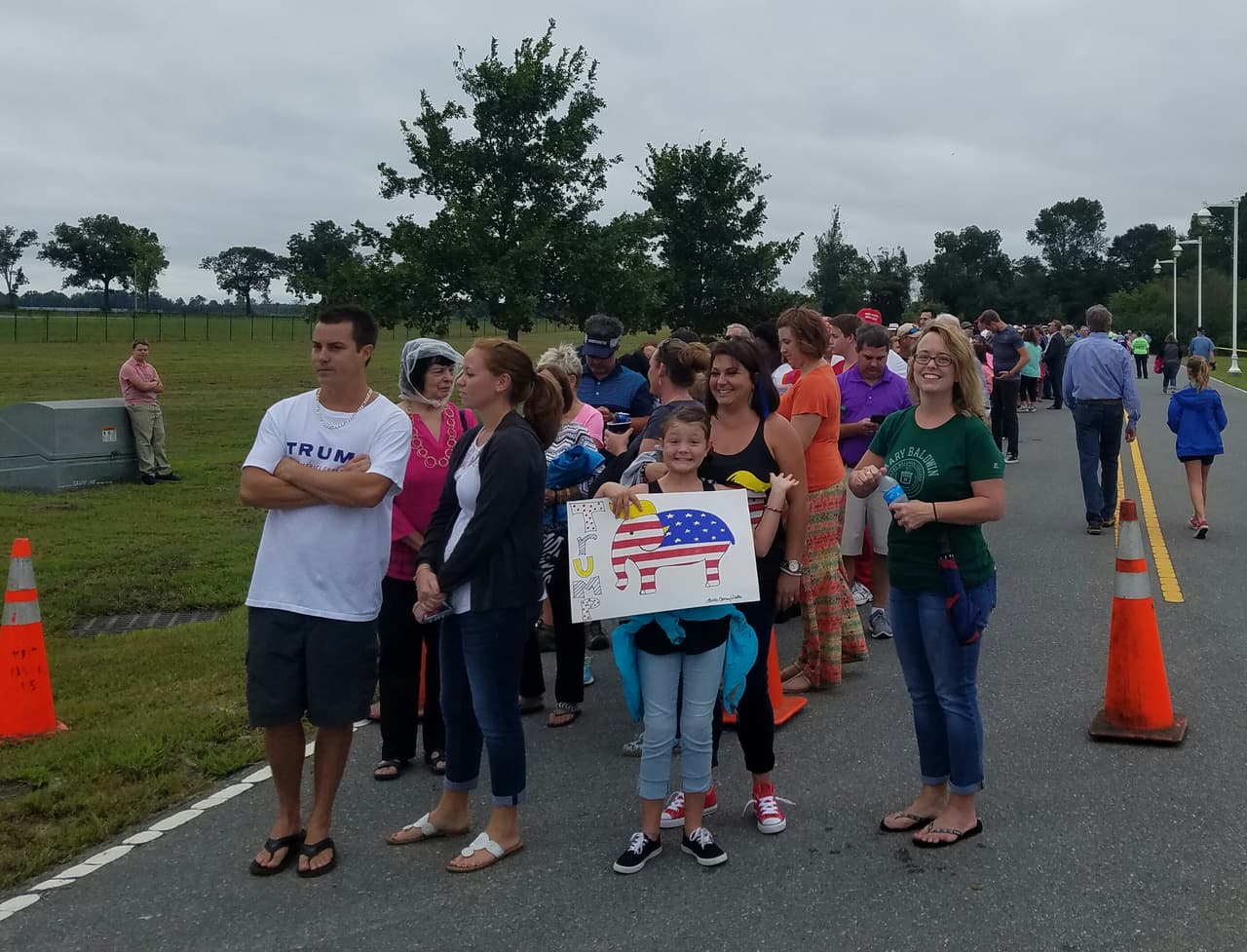 Simpatizantes de Trump hacen cola a las puertas del Duplin County Events Center