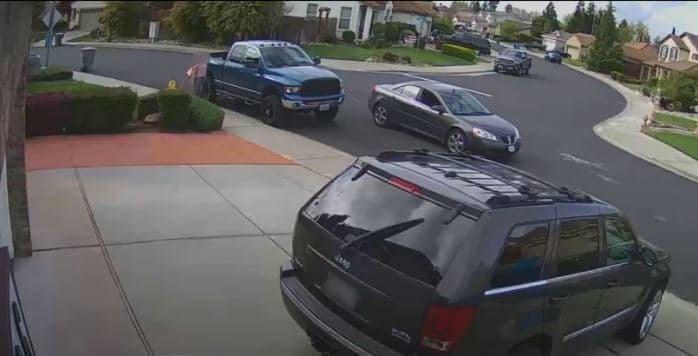 Un video de seguridad muestra cómo 
<b><a href="https://www.univision.com/local/los-angeles-kmex/asi-evadio-una-nina-que-caminaba-sola-el-acoso-de-un-hombre-que-la-seguia-en-un-auto" target="_blank">una niña escapa de un presunto secuestrador</a></b> que la seguía en su carro camino a la escuela. Las imágenes se convirtieron en la pesadilla de muchos padres que temen por la seguridad de sus hijos todos los días.