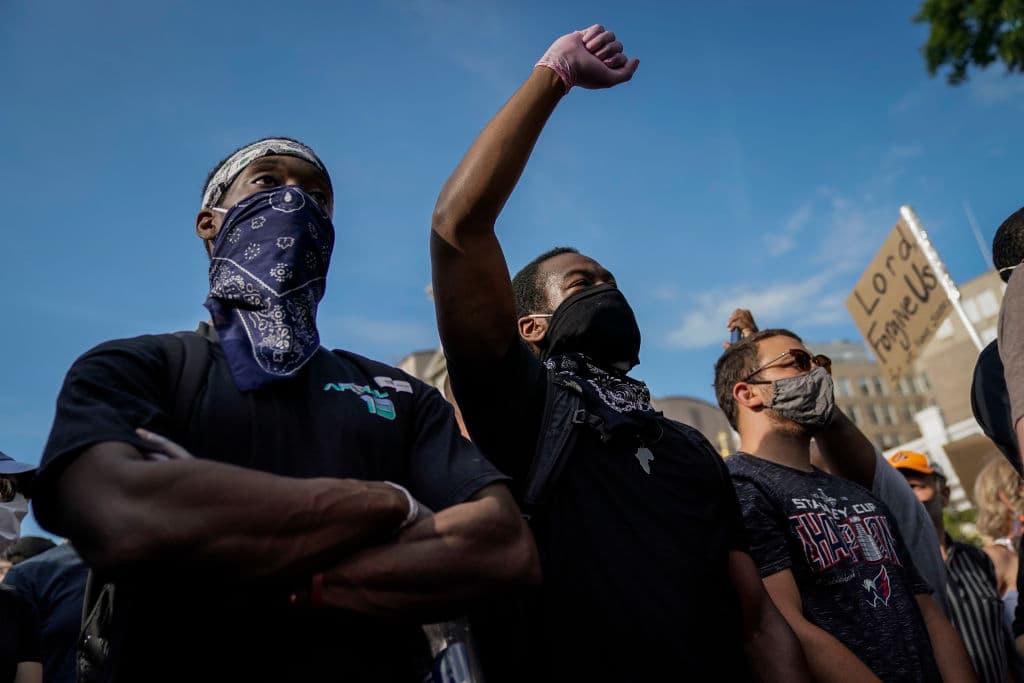 El general Tony Thomas, el exjefe del Comando de Operaciones Especiales,
<a href="https://twitter.com/TonyT2Thomas/status/1267558773599744019" target="_blank">tuiteó</a>: "¿El "espacio de batalla" de Estados Unidos? No es lo que Estados Unidos necesita escuchar... nunca, a menos que nos invada un adversario o experimentemos un fracaso constitucional ... es decir, una Guerra Civil".
<br>
<br>
<br>