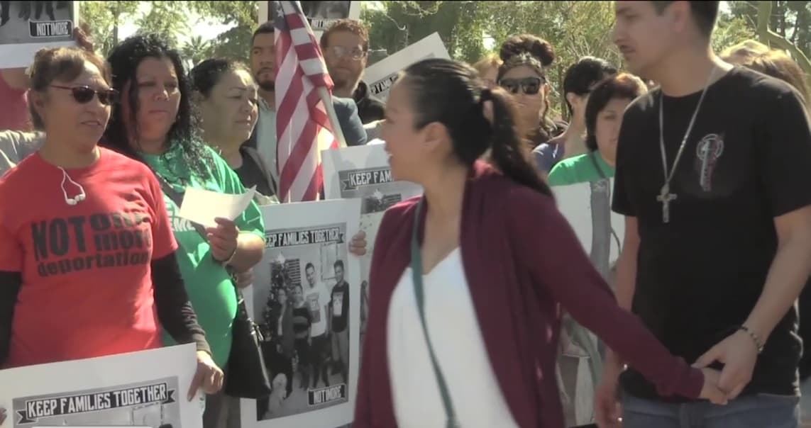 Los activistas se reunieron antes de la deportación de García, y se han mantenido manifestando en el centro de Phoenix.