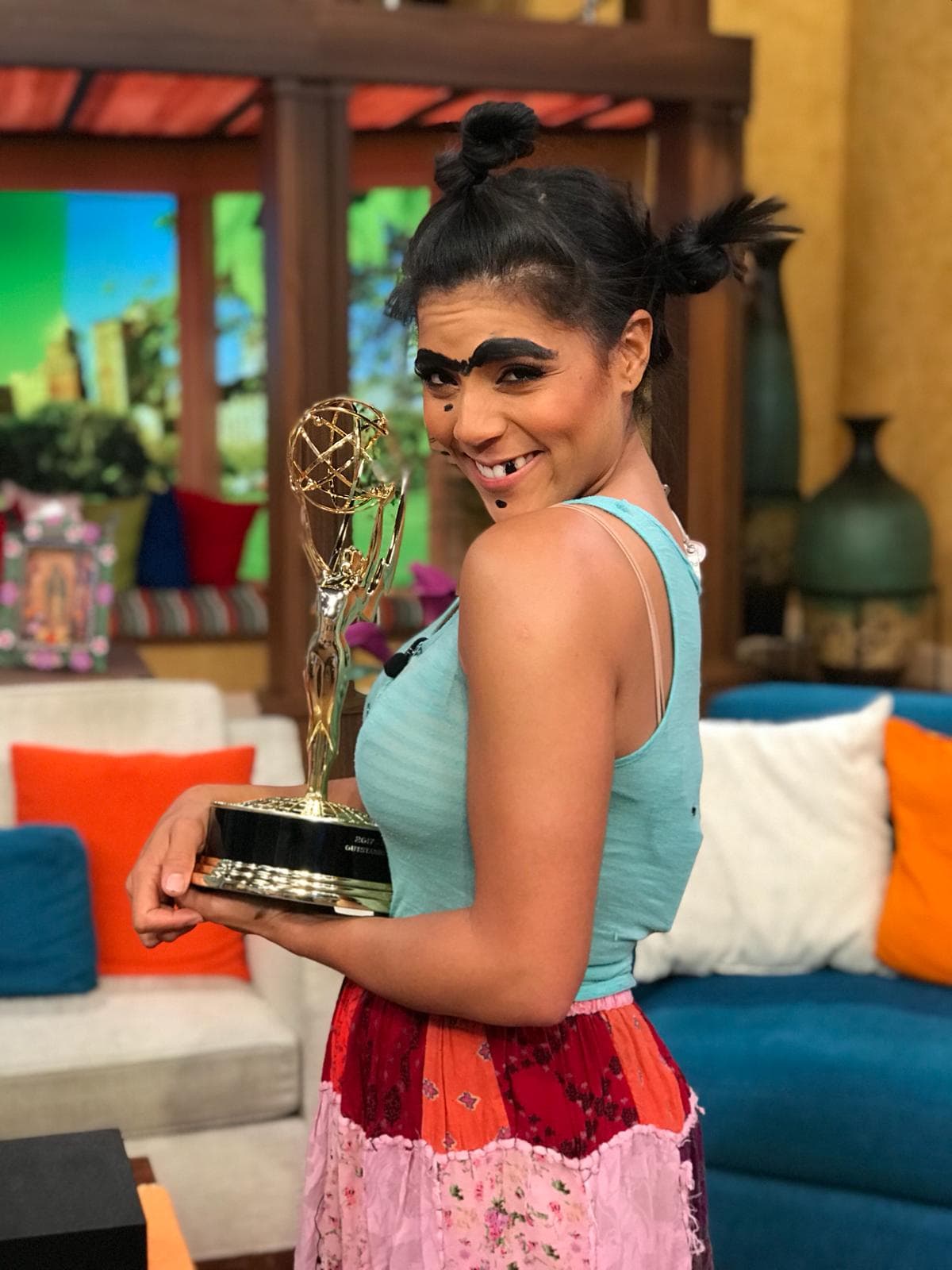 Como podemos ver Mela prefiere al verdadero. El Emmy y ella son el uno para el otro.