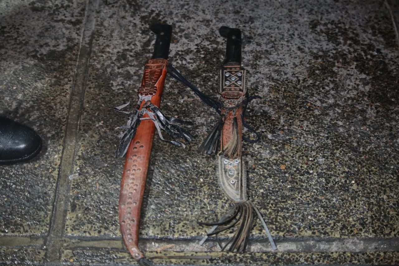 En esta imagen se muestran dos machetes incautados a los manifestantes. Hubo 
<b>dos arrestos</b>, "por su presunta participación en las acciones vandálicas ocurridas en las propiedades del Estado de Guatemala y también privadas", informó la Policía Nacional Civil de Guatemala, que precisó que sobre uno de los arrestados pesaba una orden de captura.