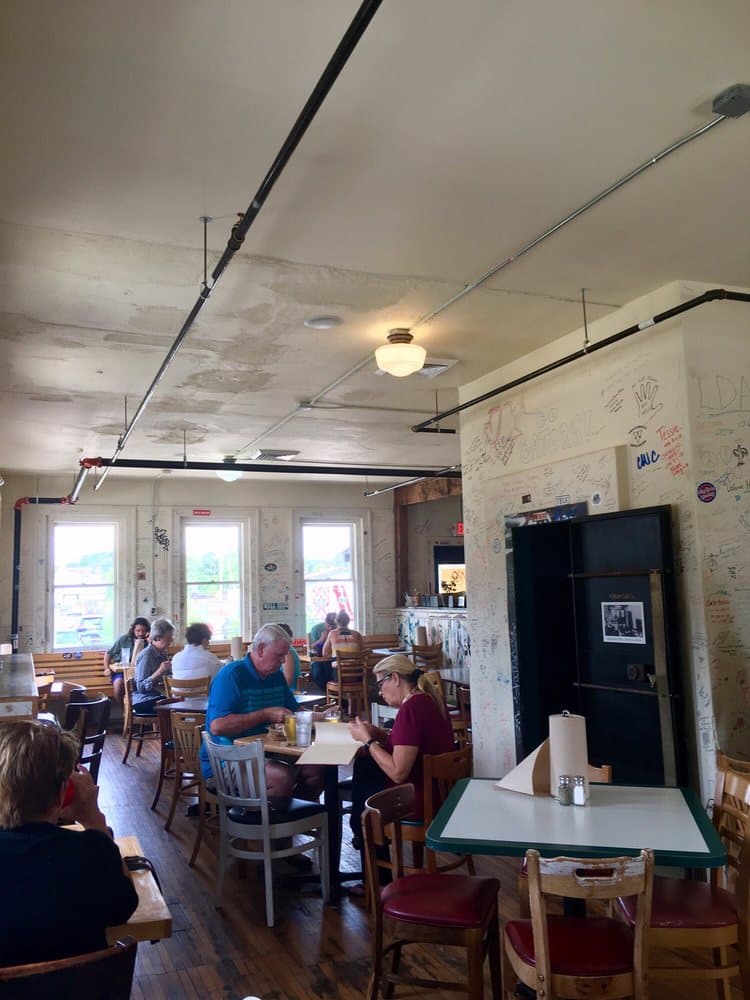 <b>12 Bones Smokehouse River</b>
<br>Dirección: 5 Foundy St. Asheville, NC. 28801
<br>Teléfono: (828) 253-4499
<br>Sitio web: 
<a href="https://www.12bones.com/">https://www.12bones.com/</a> 
<br>
<b><a href="https://www.yelp.com/map/12-bones-smokehouse-river-asheville-2">Cómo llegar</a></b>
<br>
<br>12 Bones Smokehouse River es un restaurante popular de asados conocido por sus carnes ahumadas a fuego lento y con sabor a nogal. Ha aparecido en varios programas de televisión como Food Paradise, Top 5 Restaurants y otros.