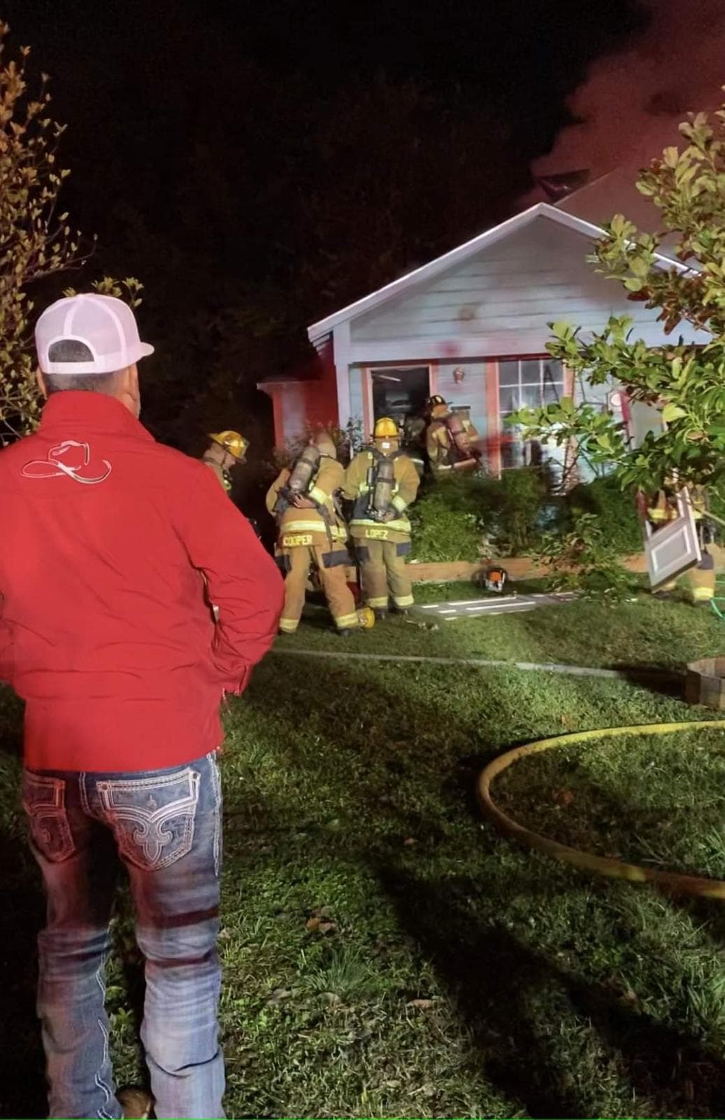 Los padres ahora viven en una casa móvil temporal que les prestaron mientras que sus hijos se quedan con una amiga de la familia en donde hay calefacción para protegerlos del frio. 
<br>