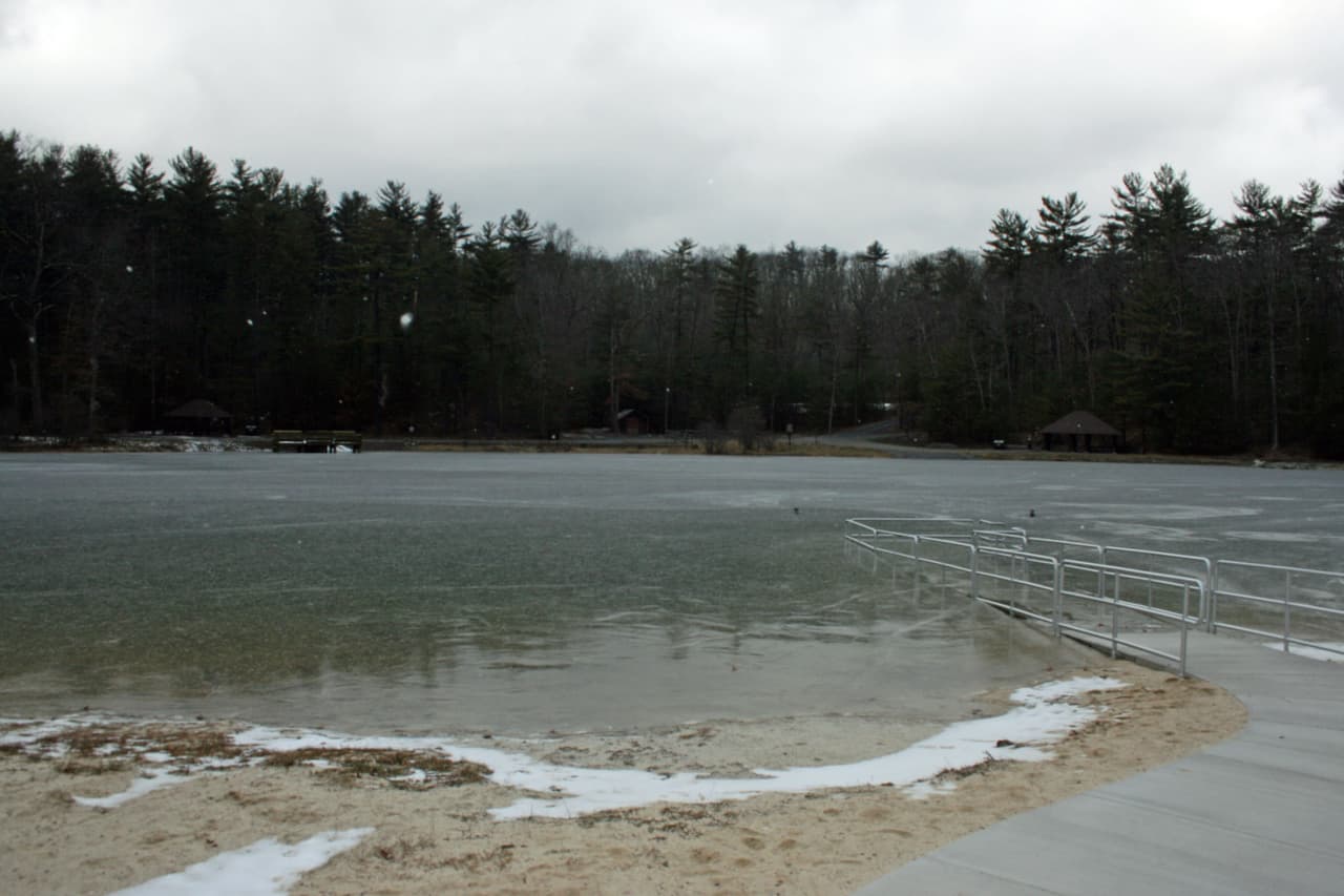 El Parque Estatal Greenwood Furnace cubre 423 acres, incluido un lago de seis acres, un campamento, senderos para caminatas y un distrito histórico.