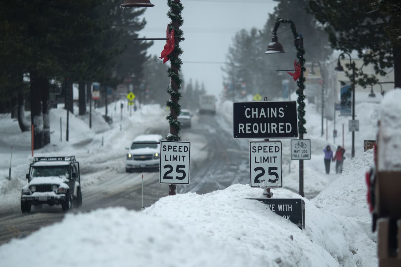 La cantidad de nieve continúa aumentando en el poblado de Mammoth Lakes, a 330 millas de San Francisco, tras el paso de varias tormentas a lo largo de California.