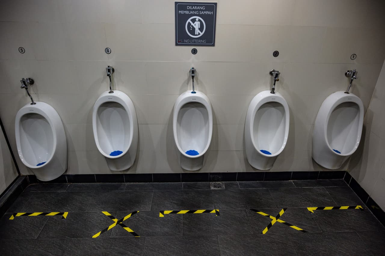 Los urinarios de un baño en Kuala Lumpur, Malasia, fueron separados con marcas en el suelo para que los usuarios se mantengan separados. 4 de mayo