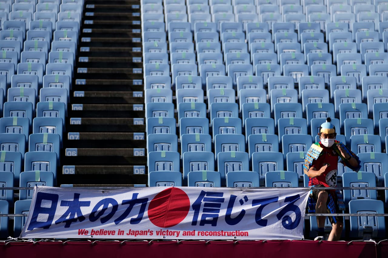 Algunos japoneses se han puesto en las calles para mirar a los autobuses, incluso si no tienen idea de quién está adentro. En la fotografía, un aficionado posa después de llegar al estadio Miyagi para un partido de fútbol femenil en los
<a href="https://www.univision.com/deportes/temas/tokyo-2021">Juegos Olímpicos</a>.