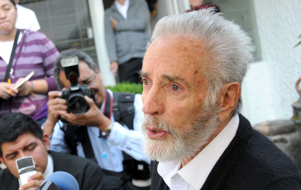 Julio Alemán falleció el 11 de abril de 2012, a causa de una fuerte infección en las vías respiratorias que le provocó un infarto.