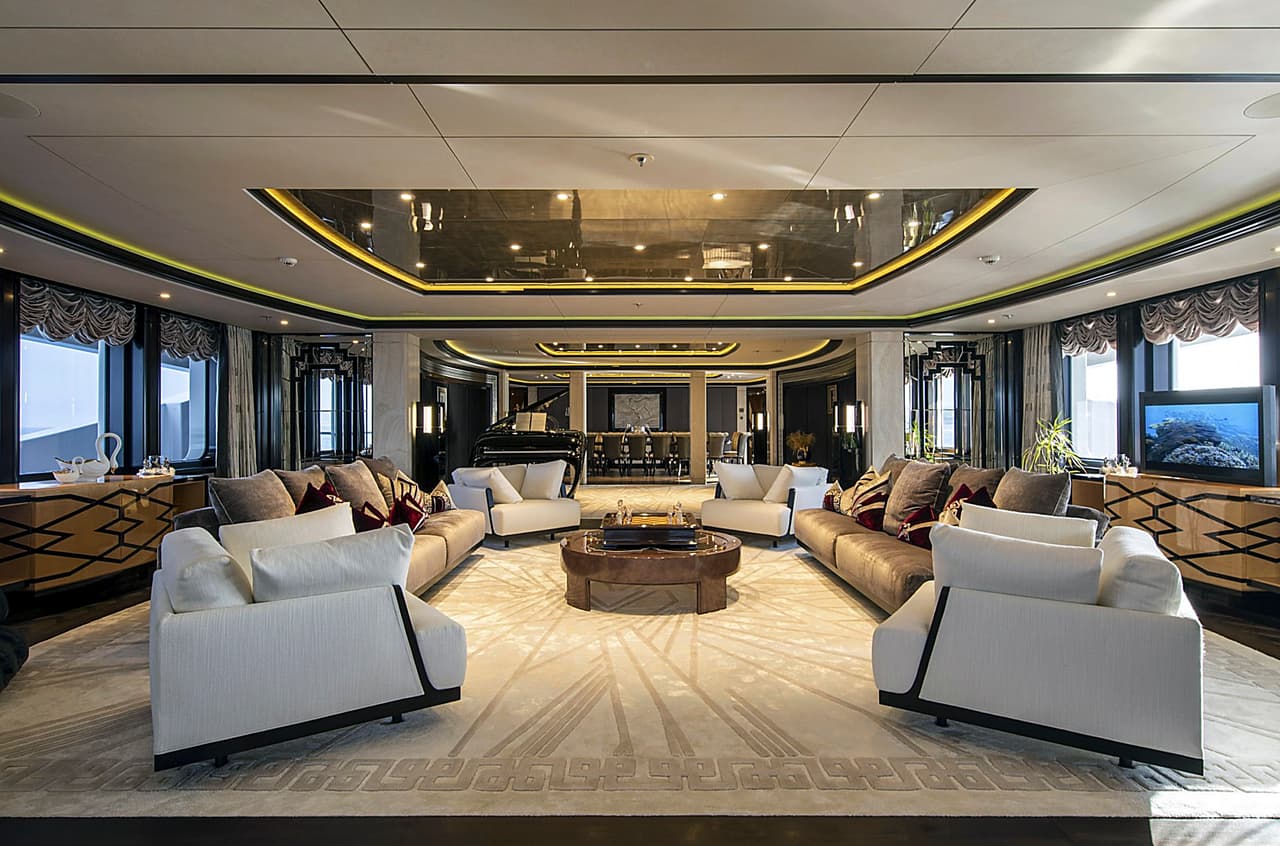 El de ella es el famoso Valerie, uno de los más lujosos.
<br>