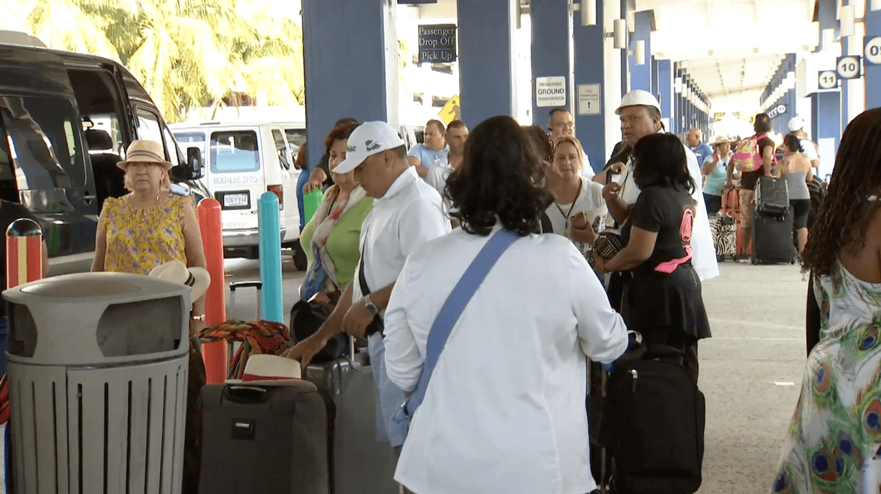 Los pasajeros contaron que dentro del crucero se vivía un ambiente triste, pues los cubanos que se lucraban de la llegada de los turistas, se preguntan a qué se dedicarán ahora.