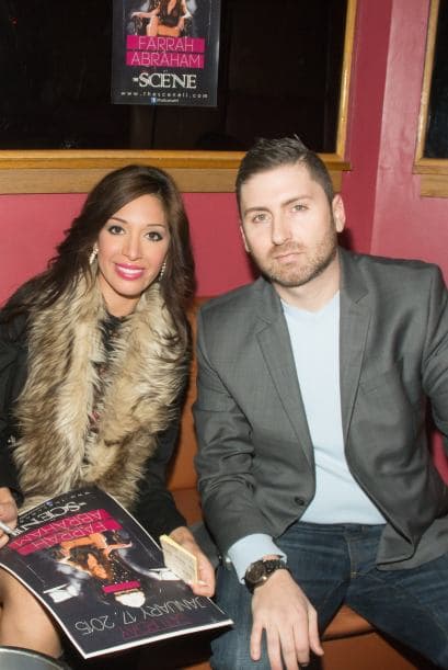 Firmando autógrafos a sus fans mientras presumía boca nueva.