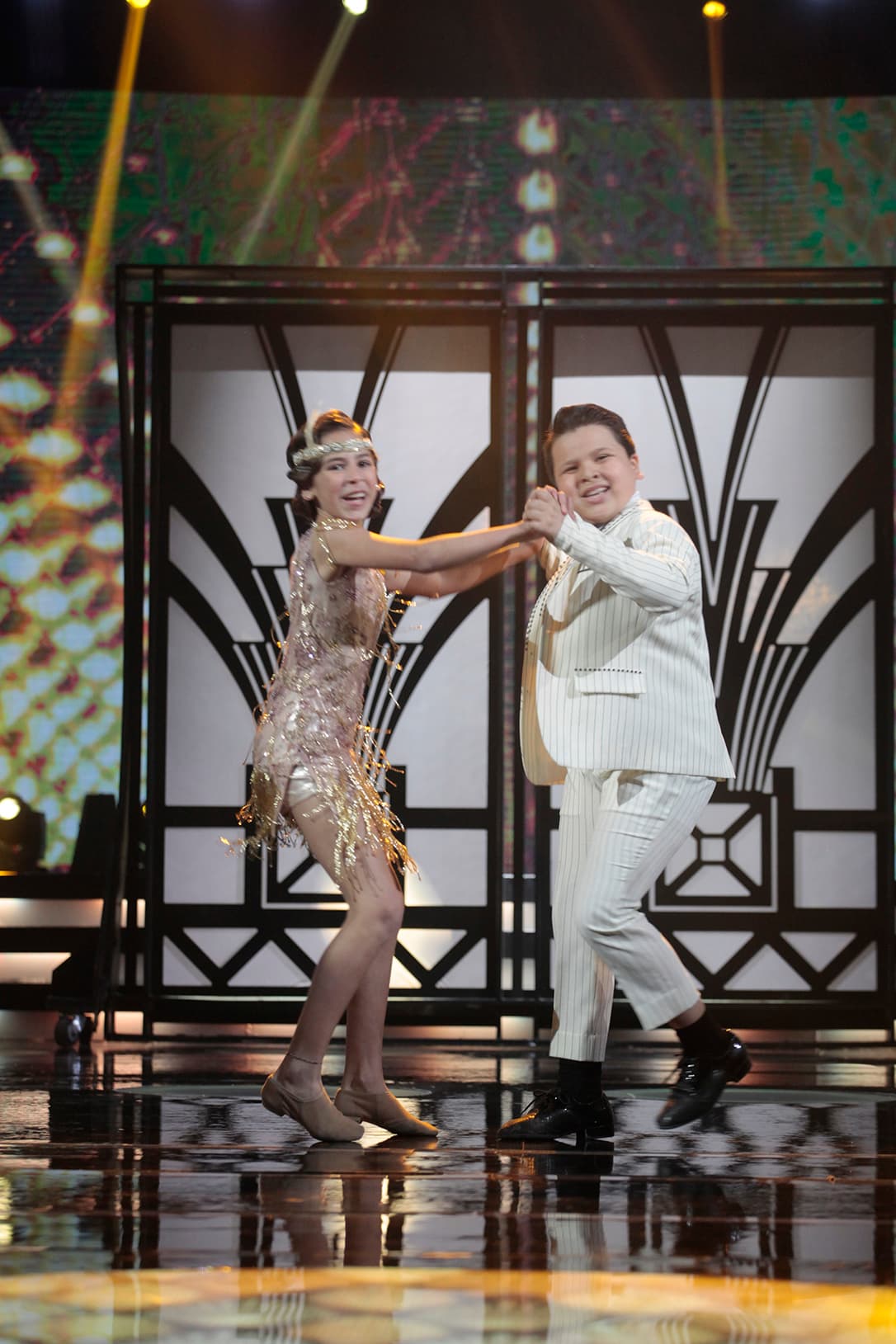 Bailaron al ritmo del tema ‘Shy don't you’, con la ambientación de la película ‘El Gran Gatsby'.