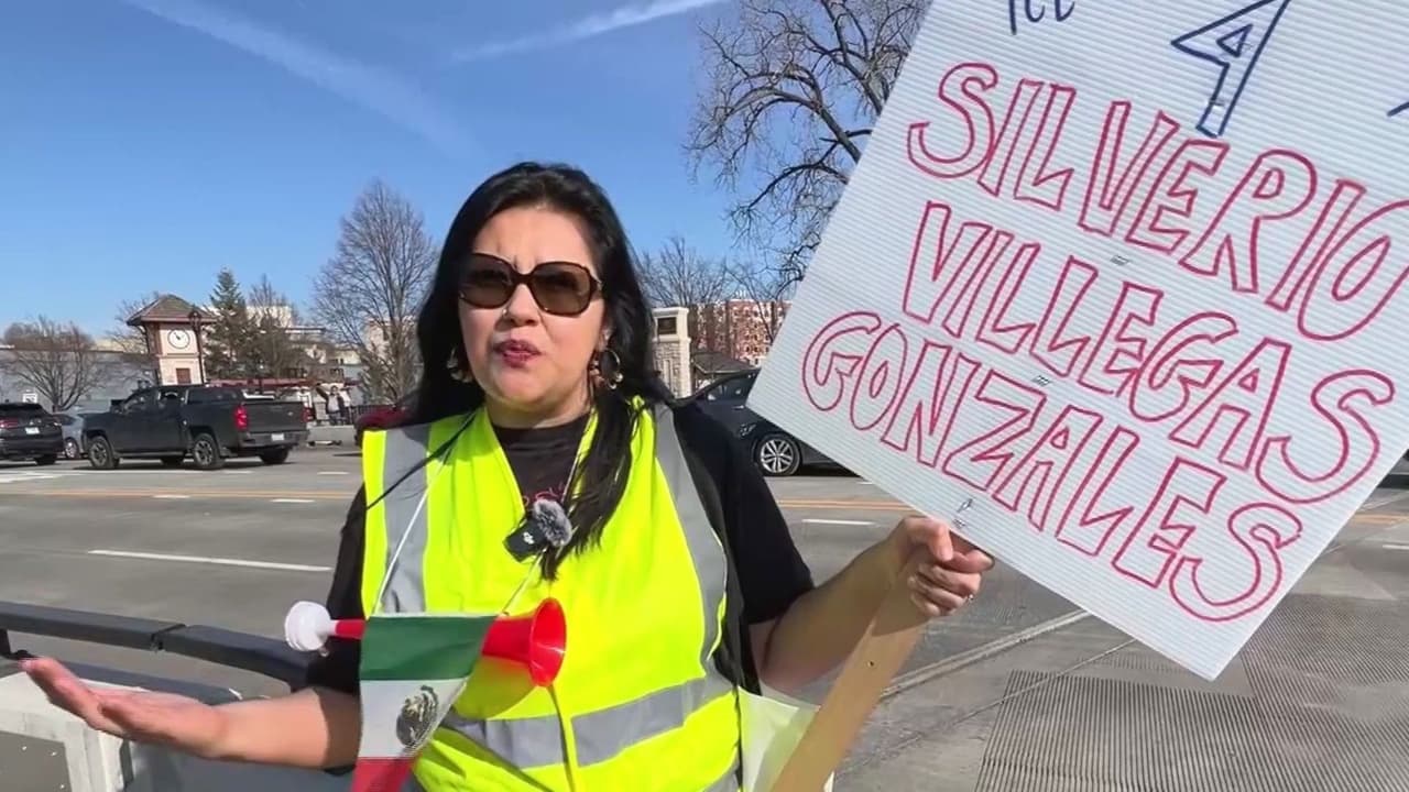 Familias protestan por operativos migratorios federales en Naperville, Illinois