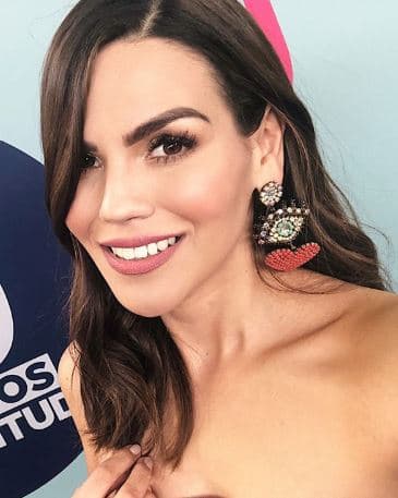 El 4 de septiembre fue el cumpleaños de Carlos y Karina le organizó una romántica cena. La presentadora compartió con sus seguidores una imagen de esta celebración.