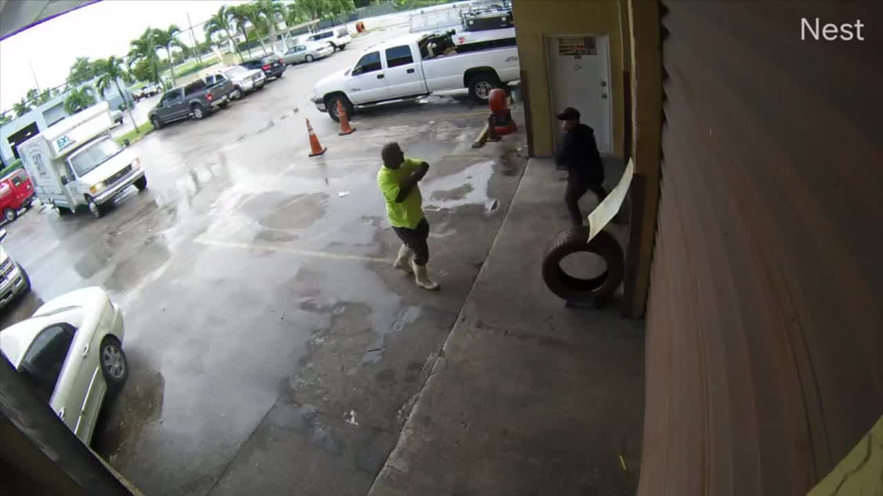 En video: llantero de Hialeah le da una golpiza con un tubo de hierro a un cliente 