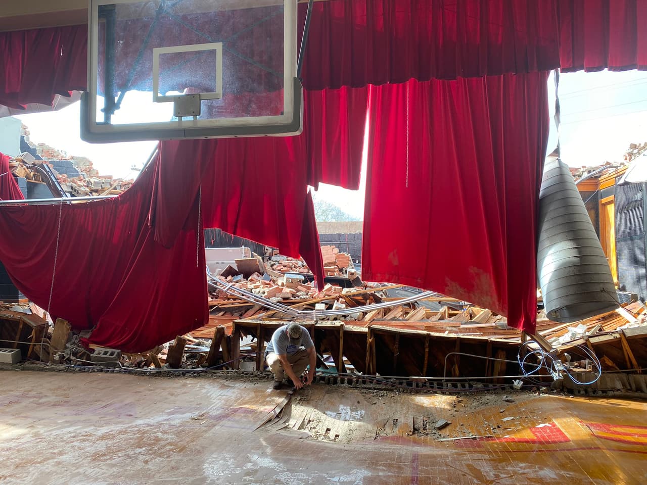 El techo del gimnasio colapsó mientras los estudiantes estaban en el edificio