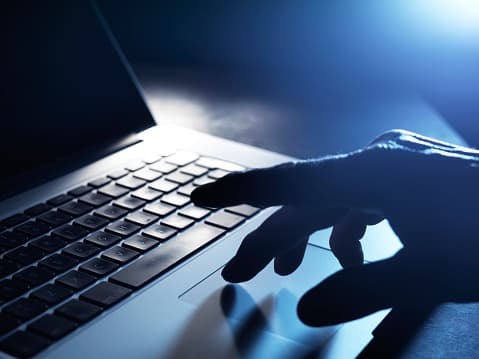 <b>Llamadas del IRS:</b>
<br>No confíes en llamadas telefónicas del IRS que afirme que necesita tu número de Seguro Social o información bancaria para organizar un depósito directo. Todos los depósitos se realizarán a través de la información de depósito directo que ya enumeraste cuando presentaste tus impuestos o mediante un portal en línea seguro.