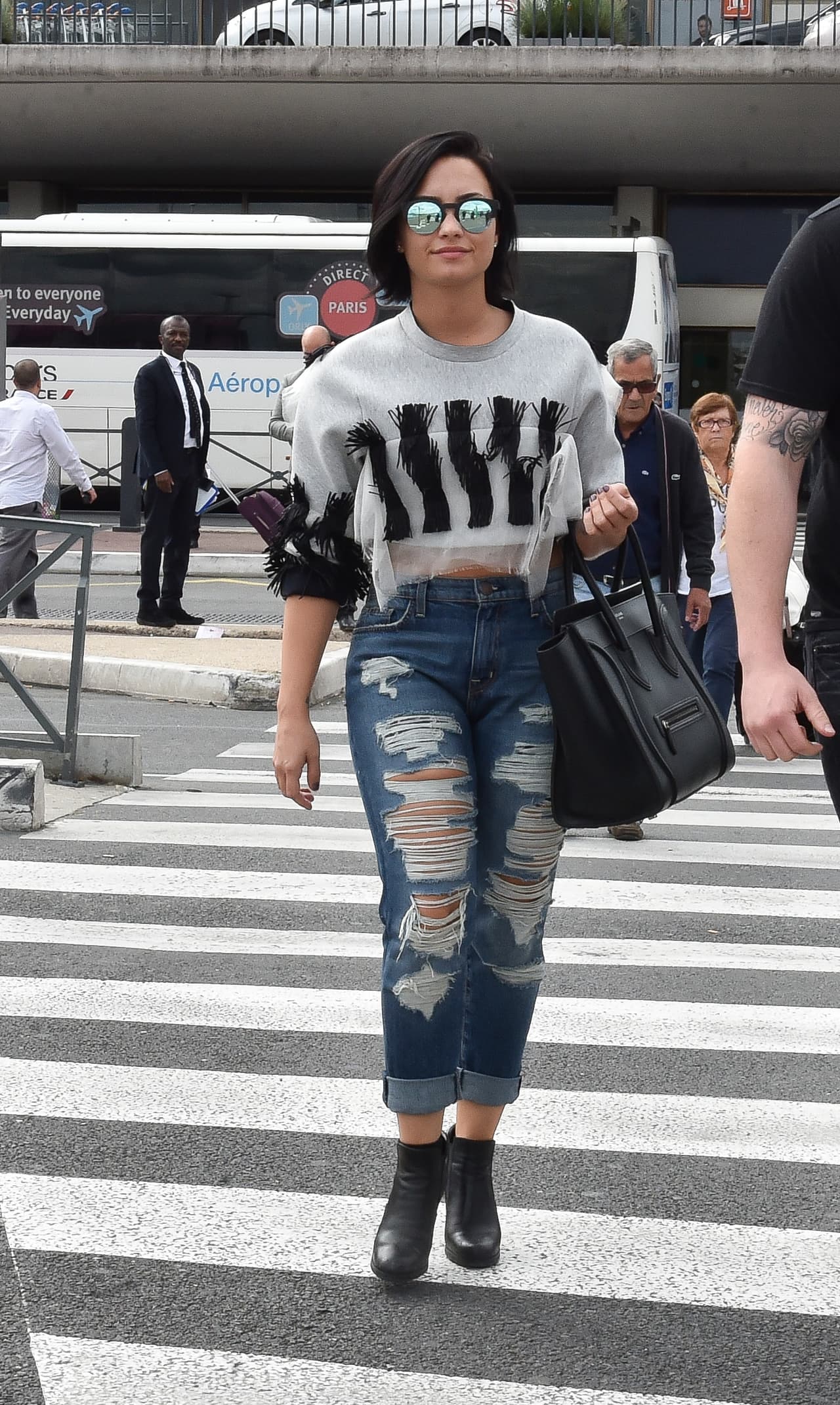 No te preocupes por las roturas, de hecho puedes encontrar 'jeans' que tengan muy poquitas, u otros que estén súper llenos de ellas, lo importante es que te sientas cómoda.