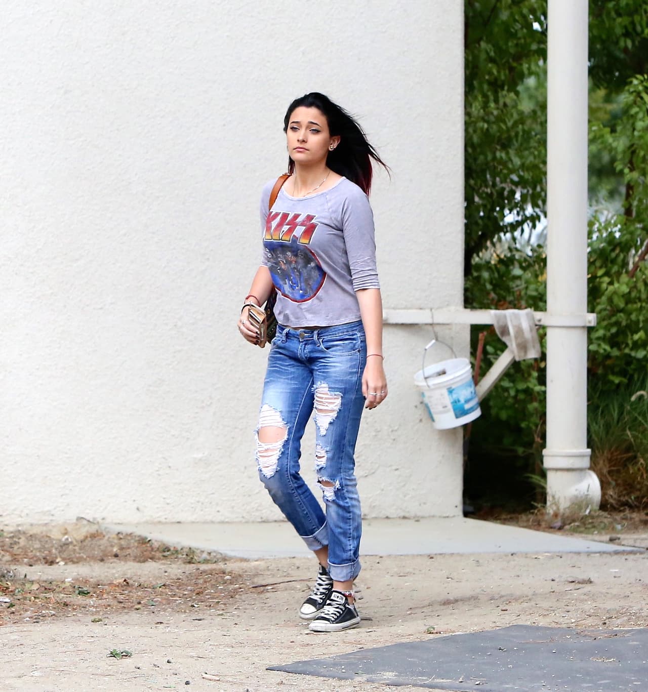 Hay prendas al estilo 'ripped jeans' que tienen más aberturas que otros. Úsalos súper rocker con tenis y camiseta.