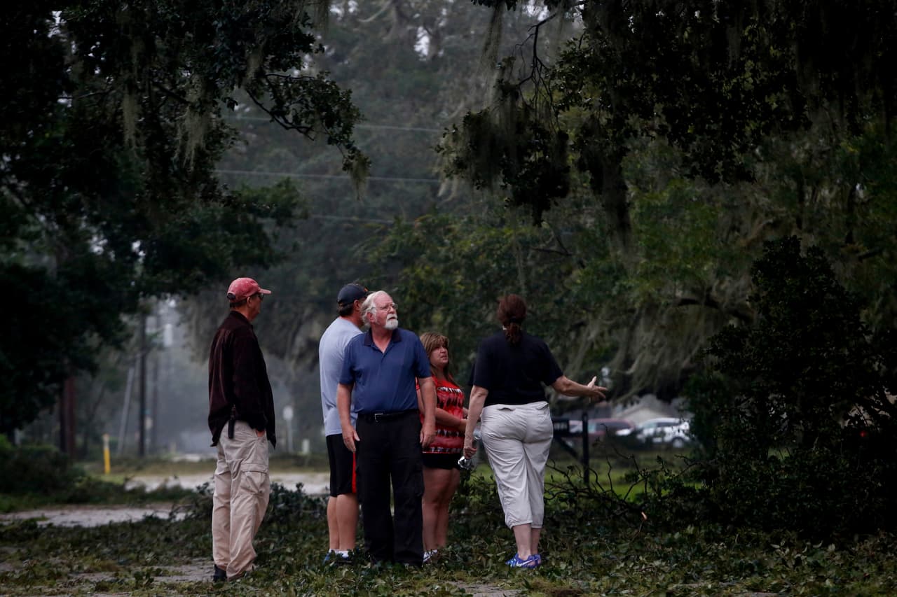 Varios vecinos de Fort Meade salieron este lunes por la mañana luego de casi dos días encerrados en sus hogares debido al huracán Irma.