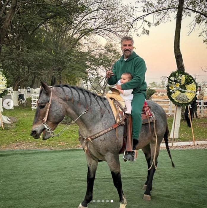 El cantante aparece también en el rancho y de hecho en algunas imágenes se logran ver algunas coronas de flores para su fallecido padre. 
<br>