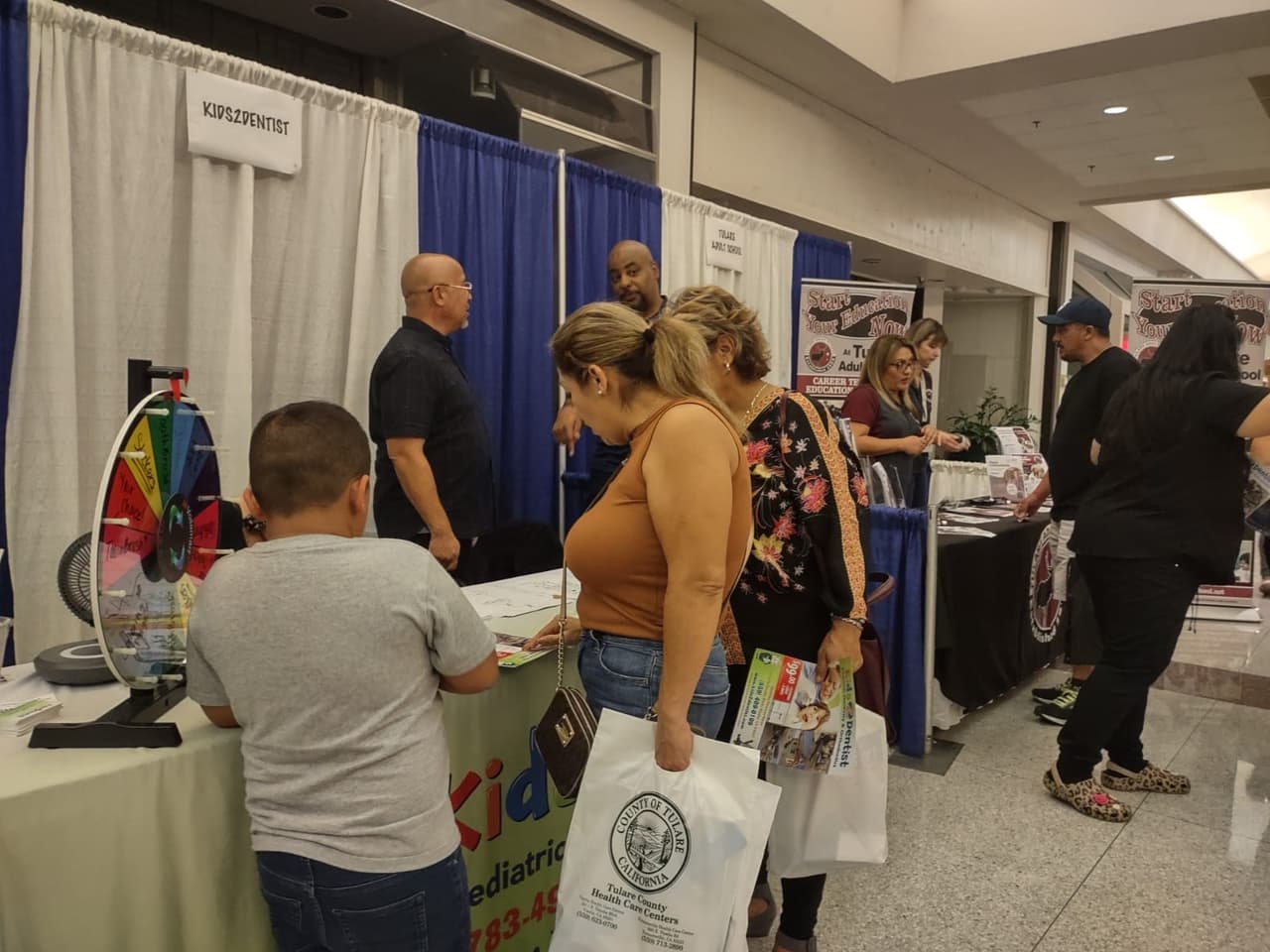 Más de 2,500 personas se dieron cita en el Sequoia Mall, en Visalia.