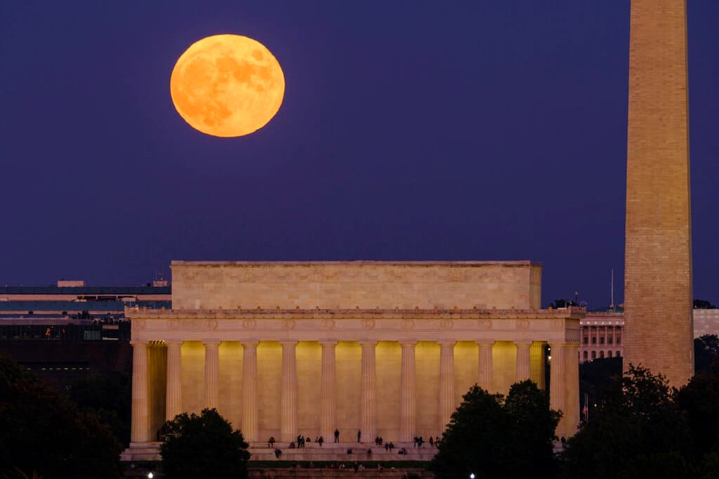 La luna llena de este domingo sobre el monumento a Lincoln, en Washington , D.C.
