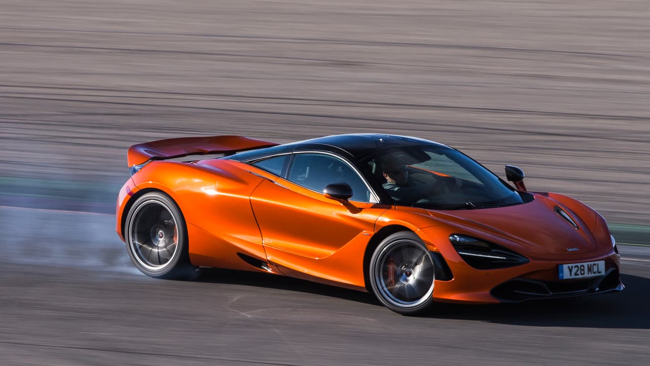 <b>5. <u>McLaren 720S 2018</u>:</b> 212 MPH (339 KM/H)
<br>Después del superauto F1 que fue construido en los 90’s. McLaren dejo de fabricar autos para la calle hasta que apareció el MP4-12C en el 2011. Este año su nuevo 720S se ubica entre los autos más rápidos del planeta. ¡Gran trabajo Ron Denis!
<br>