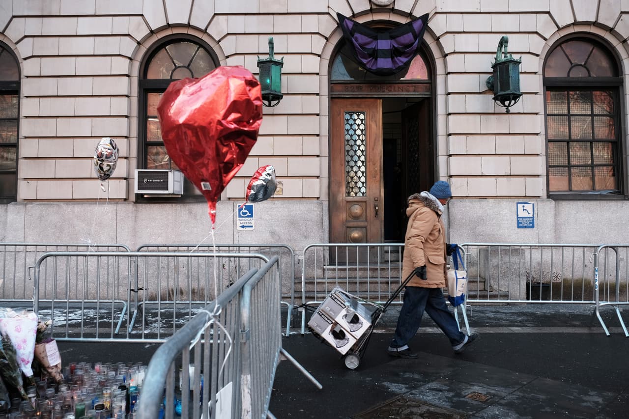 Eric Adams, alcalde de Nueva York,
<a href="https://www.univision.com/local/nueva-york-wxtv/alistan-despedida-para-agente-baleado-en-harlem" target="_blank">declaró el viernes</a>: “es nuestra ciudad contra los asesinos. Esto no es solo un ataque a tres valientes oficiales. Este fue un ataque a la ciudad de Nueva York”.
<br>