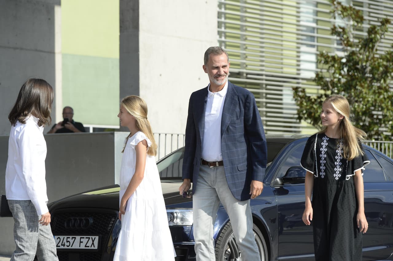 Desde entonces su esposa, la reina emérita Sofía, y los actuales reyes de España, Felipe y Letizia, lo visitaron en varias ocasiones en la Unidad de Cuidados Intensivos. Pero sus nietas, 
<b><a href="https://www.univision.com/famosos/tras-una-gran-cirugia-nietas-del-rey-juan-carlos-no-han-ido-a-visitarlo-y-esta-es-la-razon-fotos" target="_blank">la princesa Leonor y la infanta Sofía</a></b>, no habían acudido a verlo.