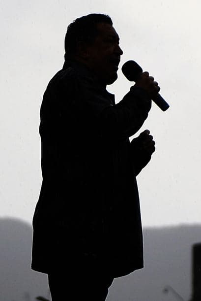 "Cuatro de octubre y hay un solo grito que se oye por toda Venezuela: gana Chávez el 7 de octubre", sentenció el gobernante, a quien en junio de 2011 le diagnosticaron cáncer que lo ha obligado a dosificar el ritmo de su campaña.