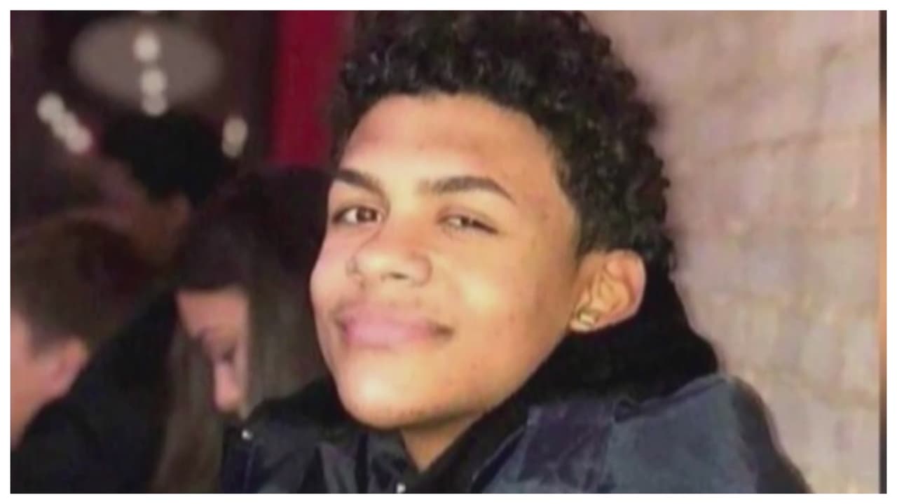 El 20 de junio del 2018, el joven, 
<a href="https://www.univision.com/local/nueva-york-wxtv/realizan-masiva-vigilia-en-el-bronx-en-homenaje-a-lesandro-junior-guzman-feliz-video" target="_blank">que soñaba con ser policía, f</a>u e a pagar $5 que debía en una bodega, cuando 15 miembros de la pandilla Los Trinitarios, lo acorralaron y atacaron a punta de machete y cuchillos. 
<br>