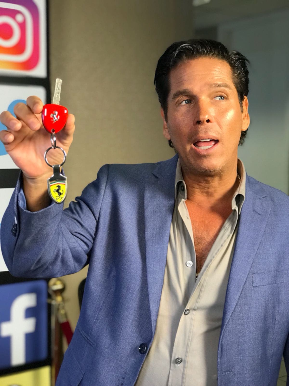 Fue por eso que hasta nos mostró las llaves. Que quede constancia que no tiene el llavero de un lugar de renta de autos.