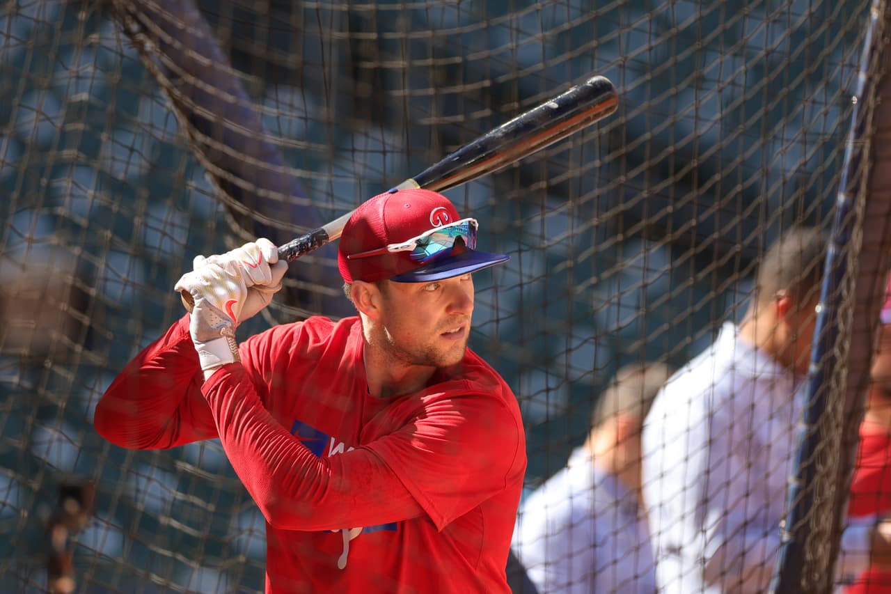 Victus Sports ahora produce bates para alrededor del 30% de Major League Baseball. Eso los convierte en el bate con más swings en la MLB. En la foto, Rhys Hoskins #17 del equipo local.