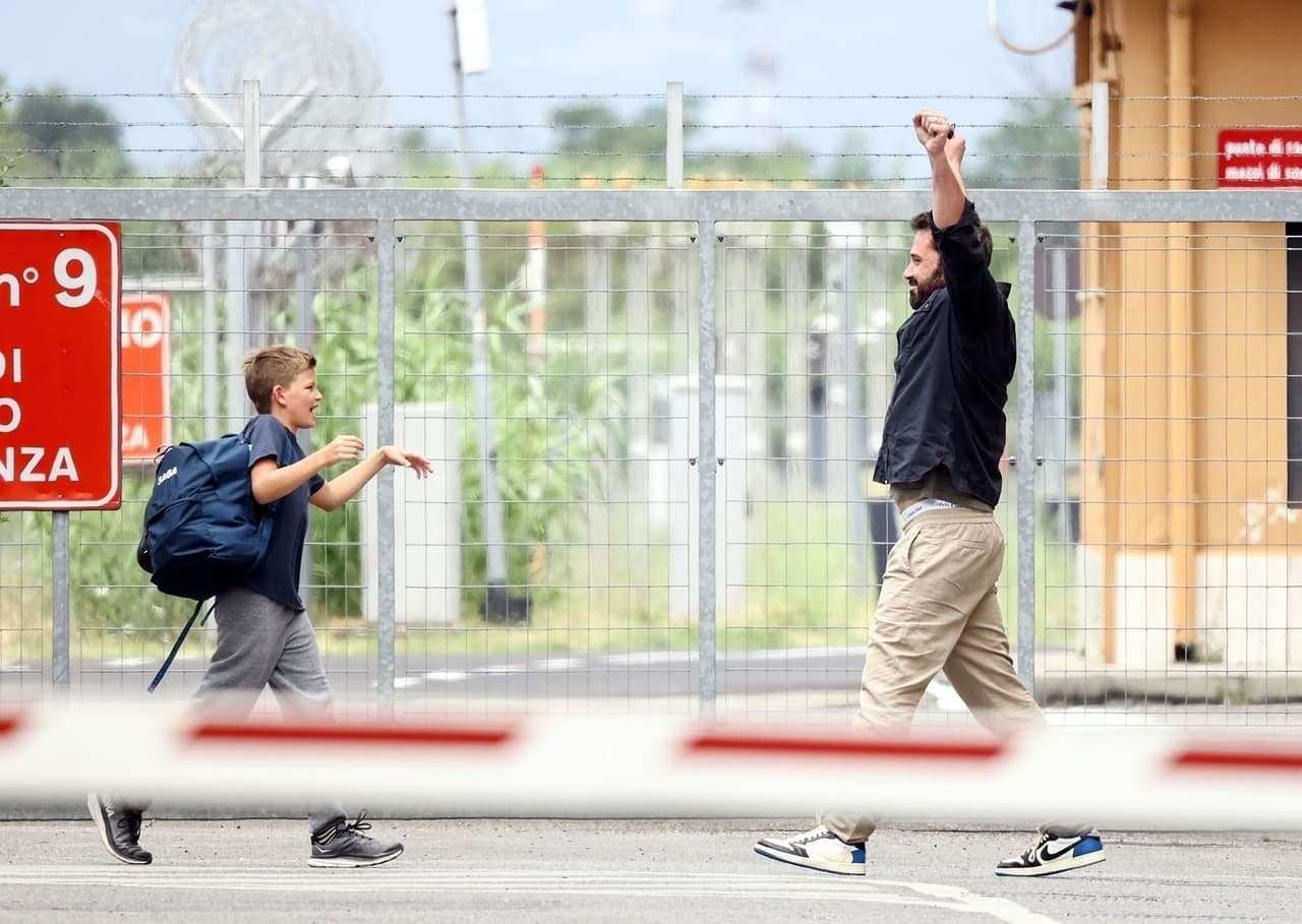 Después de llegar al paradisíaco destino, a bordo de un avión privado, Affleck de inmediato envolvió en sus brazos al menor de sus retoños, quien lucía feliz de verlo.
<br>