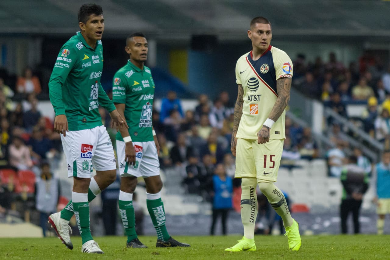 El delantero chileno Nico Castillo (derecha) ingresó en el minuto 60 por Henry Martín.