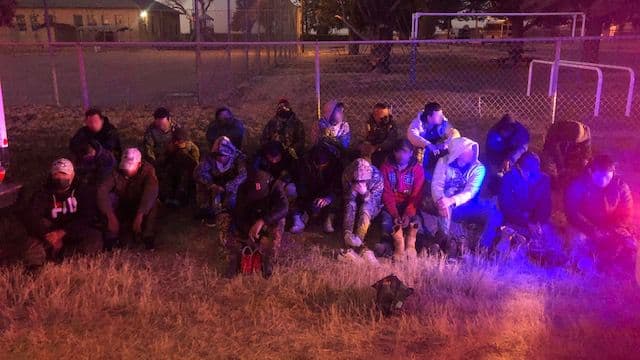 En un trabajo coordinado los agentes de la estación de Douglas y el sheriff del condado Cochise pudieron detener al grupo. El oficial descubrió a los migrantes encerrados y arrestó al conductor.