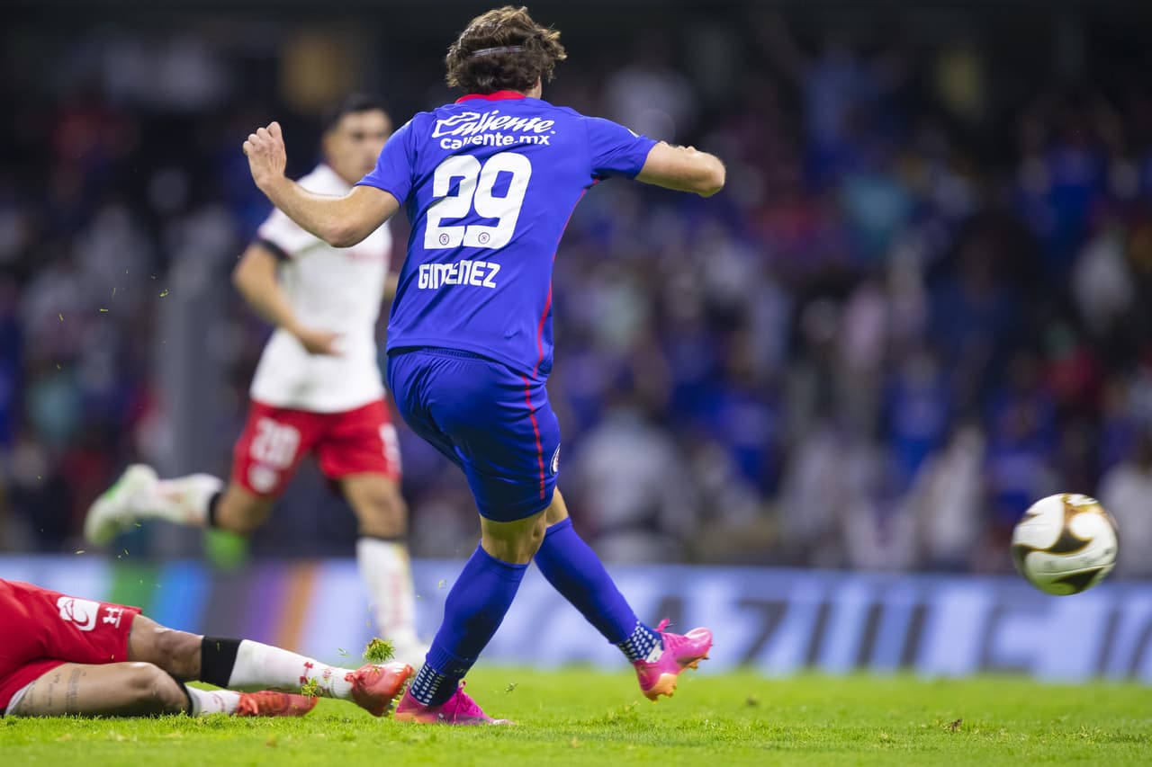Cuando por momentos parecía que Toluca podía meter el gol del pase, un contragolpe iniciado por 'Cabecita' y definido por Santiago Giménez hacía explotar el Azteca con el 3-1.