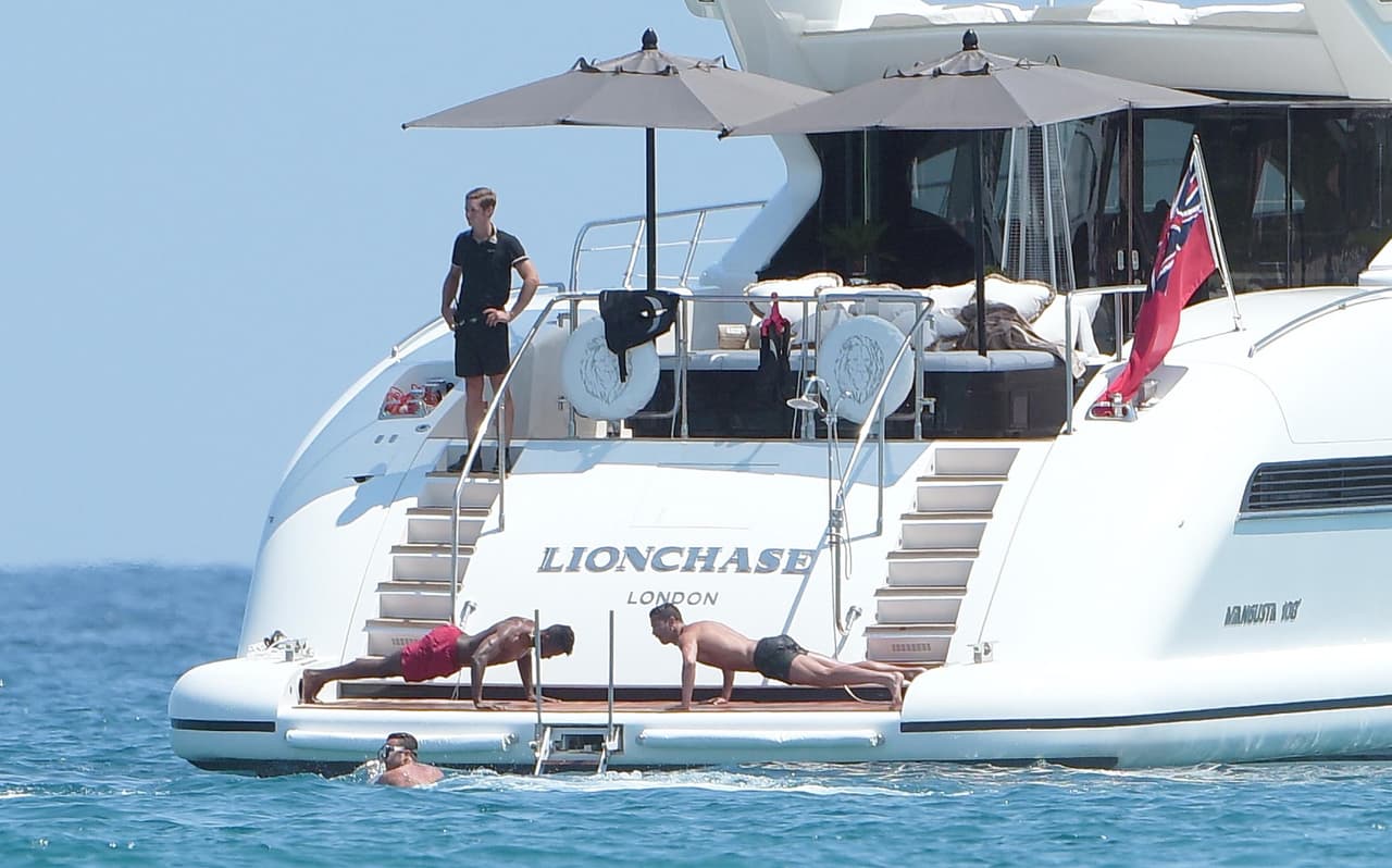 Mientras el nadaba con los pececitos, sus amigos tenían una competencias de lagartijas.