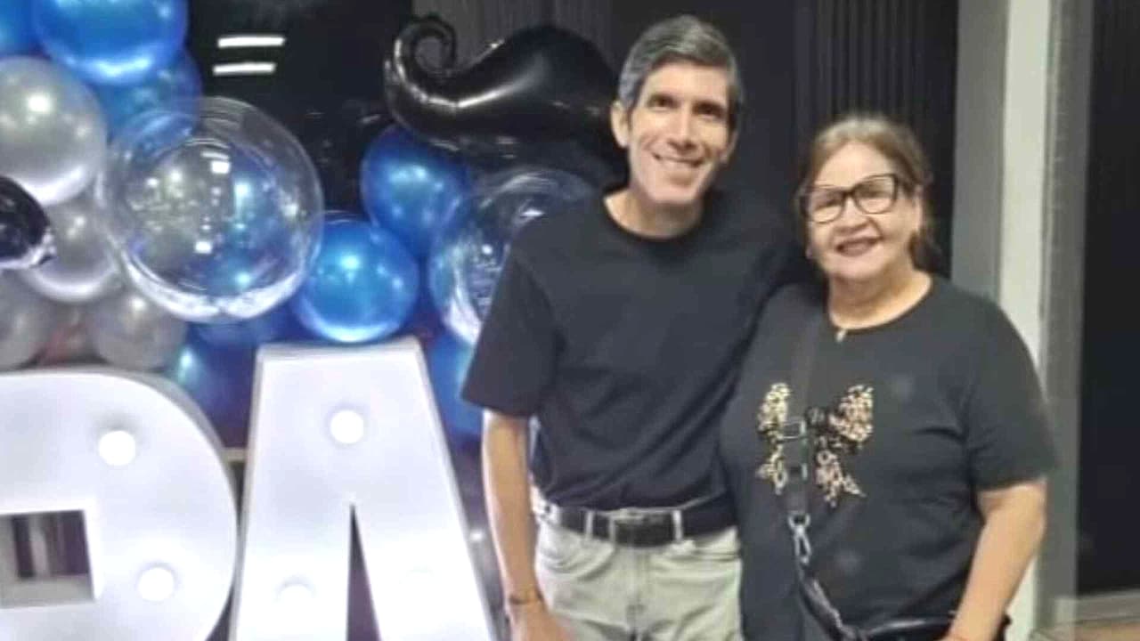 Con lagrimas, Manuel busca a sus padres desaparecidos tras los terremotos en Venezuela