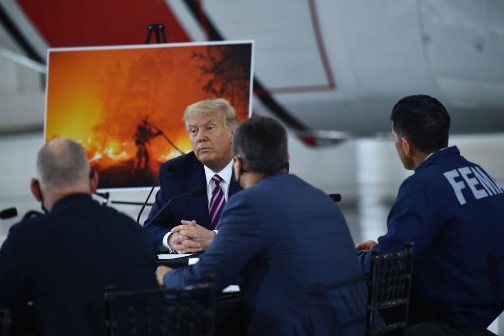 El presidente de los Estados Unidos, Donald Trump, habla durante una sesión informativa sobre incendios forestales con funcionarios locales y federales de emergencias y bomberos, en el aeropuerto de Sacramento McClellan en McClellan Park, California.