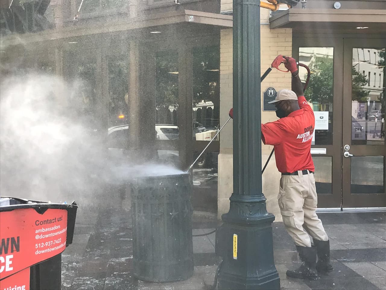 El monumento, que incluía flores, velas y carteles está ubicado en la esquina de Congress Avenue y Fourth Street, cerca de 
<a href="https://www.univision.com/local/austin-kakw/lo-que-se-sabe-del-hombre-que-murio-tras-tiroteo-en-medio-de-manifestacion-en-austin">donde Foster recibió un disparo el sábado. </a>