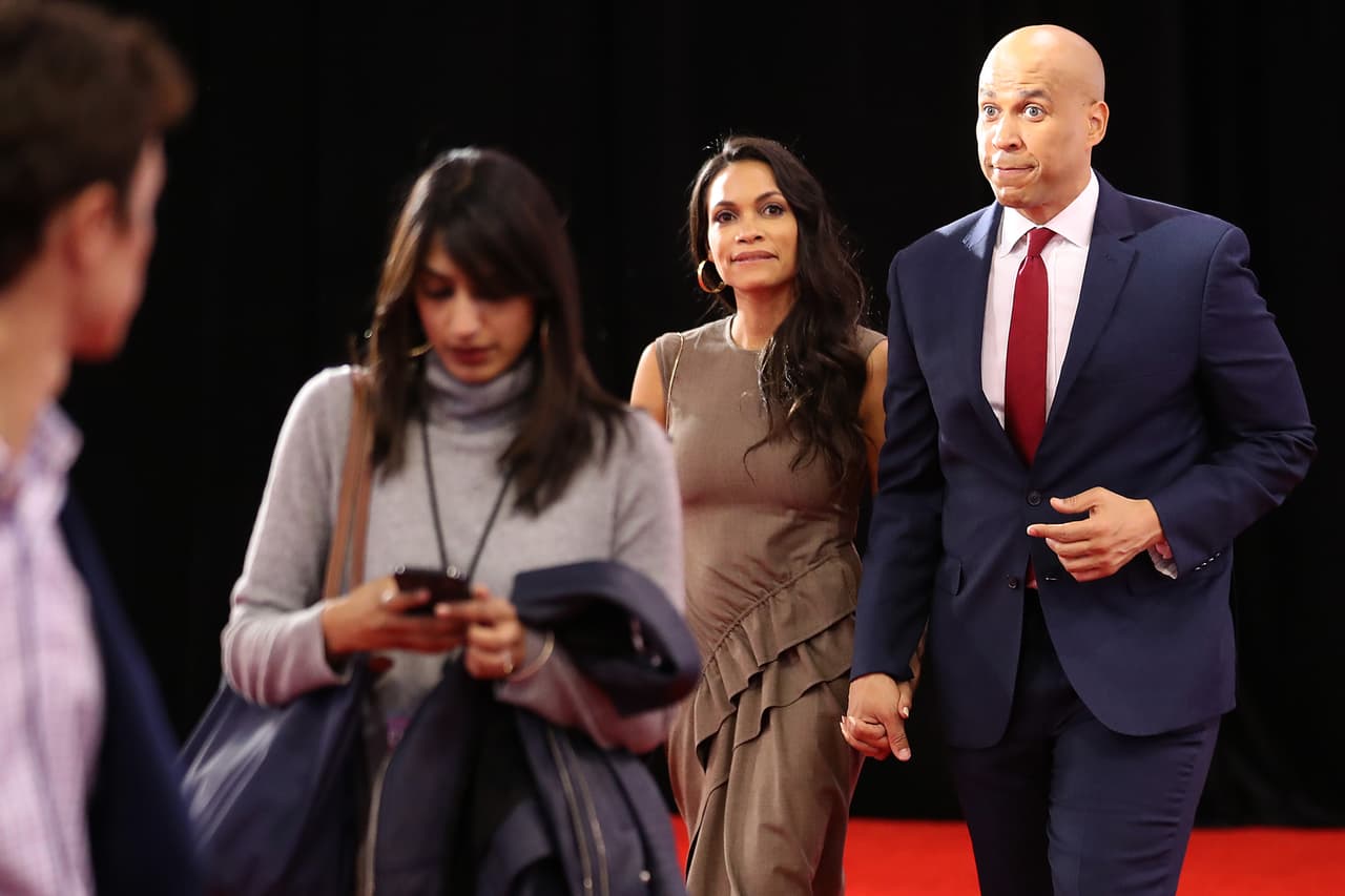 Es conocido que la actriz 
<b>Rosario Dawson</b> mantiene una relación sentimental con el senador Demócrata Cory Booker, sin embargo, en las primarias había expresado que sus ideas eran más cercanas a las de Bernie Sanders. Hace pocos días, 
<a href="https://www.mediaite.com/news/watch-bernie-sanders-supporter-rosario-dawson-endorses-joe-biden-and-kamala-harris-in-klingon/"><u>en un evento virtual con varios actores de ‘Viaje a las estrellas’</u></a>, anunció que apoya la fórmula de Joe Biden y Kamala Harris.