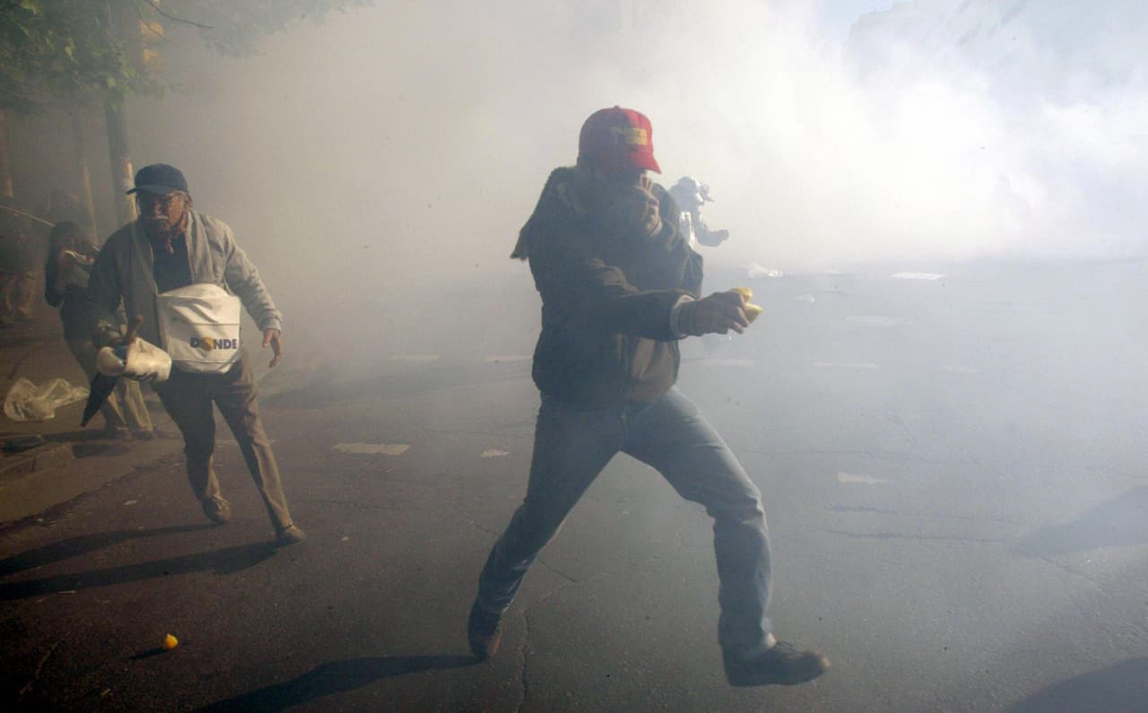 Alcalde argentino está atrincherado por una protesta en el ayuntamiento