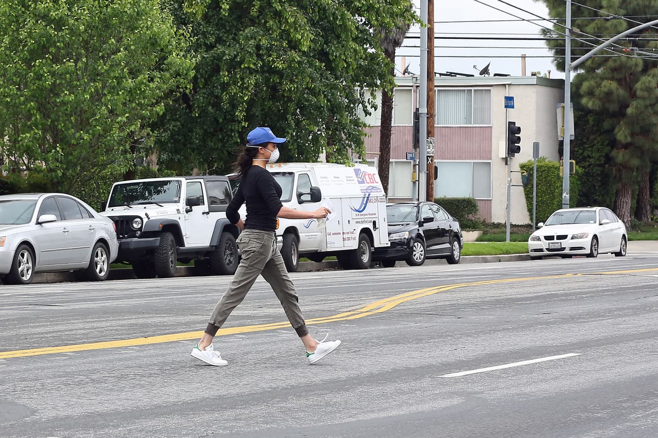 Los duques entregaron paquetes de comida a los necesitados, después de ofrecerse como voluntarios a la organización sin fines de lucro 'Project Angel Food', a fin de apoyarlos en las acciones que realizan para enfrentar la pandemia.